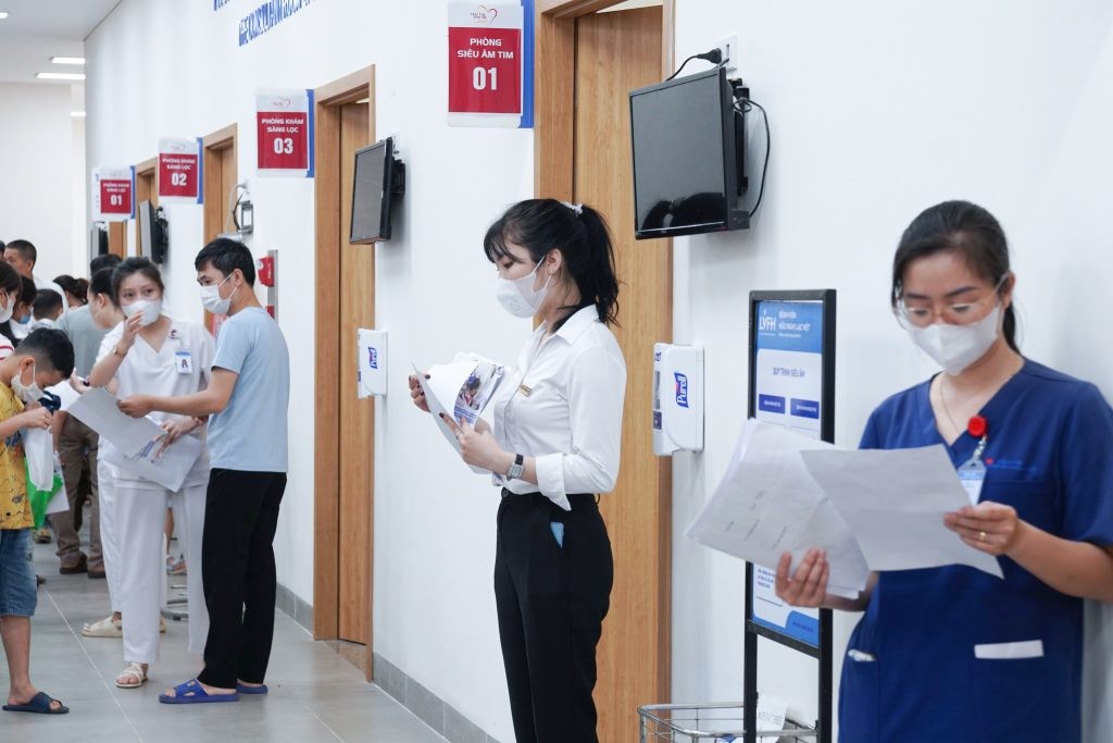 Đội ngũ nhân viên y tế phân luồng cho từng bệnh nhân