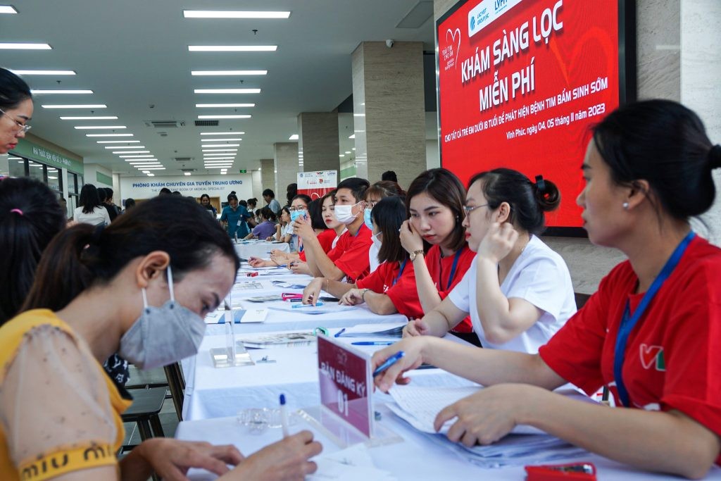 Bàn tiếp nhận đăng ký tham gia chương trình khám tim bẩm sinh miễn phí
