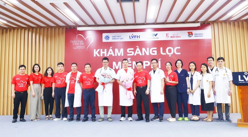 Đội ngũ y bác sỹ tham gia khám sàng lọc tim bẩm sinh miễn phí 