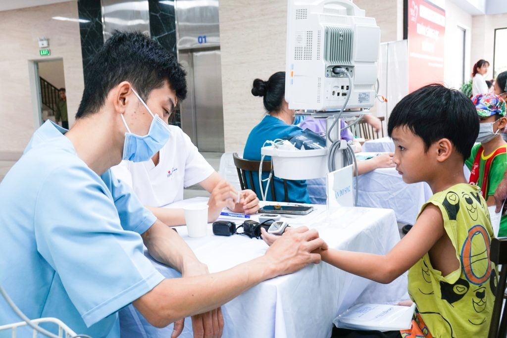 Từng em nhỏ đều được các bác sỹ thăm khám