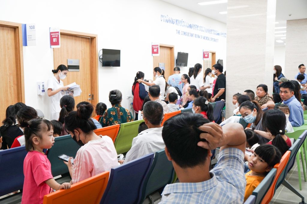 Đông trẻ em đến khám sàng lọc tim bẩm sinh miễn phí
