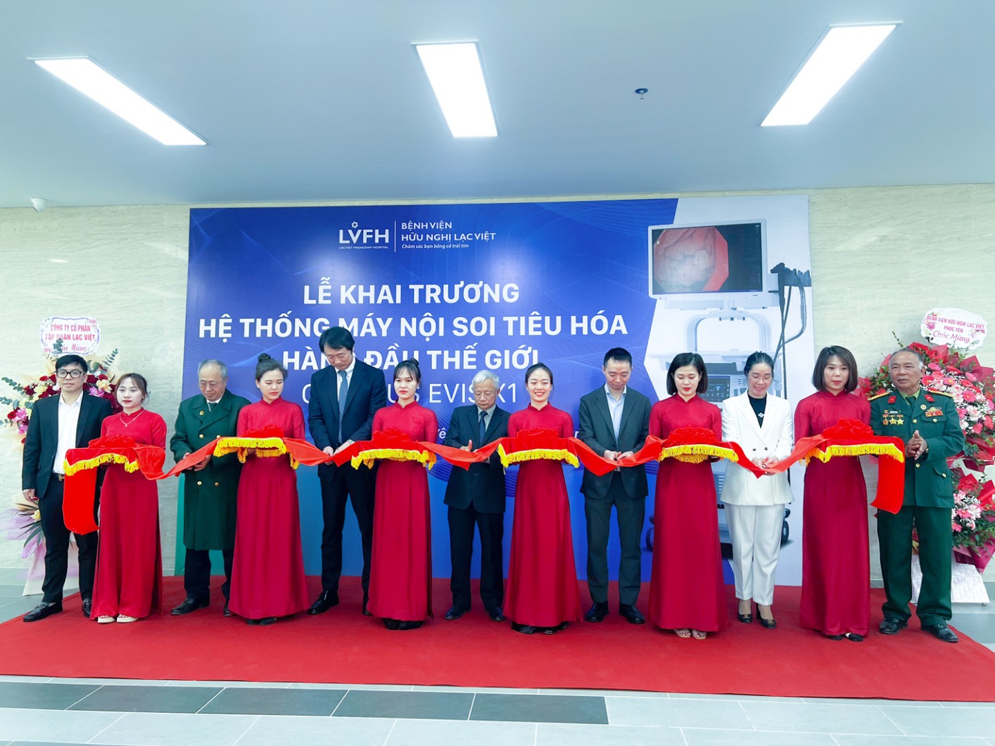 Lễ cắt băng khai trương được tiến hành trong không khí trang trọng