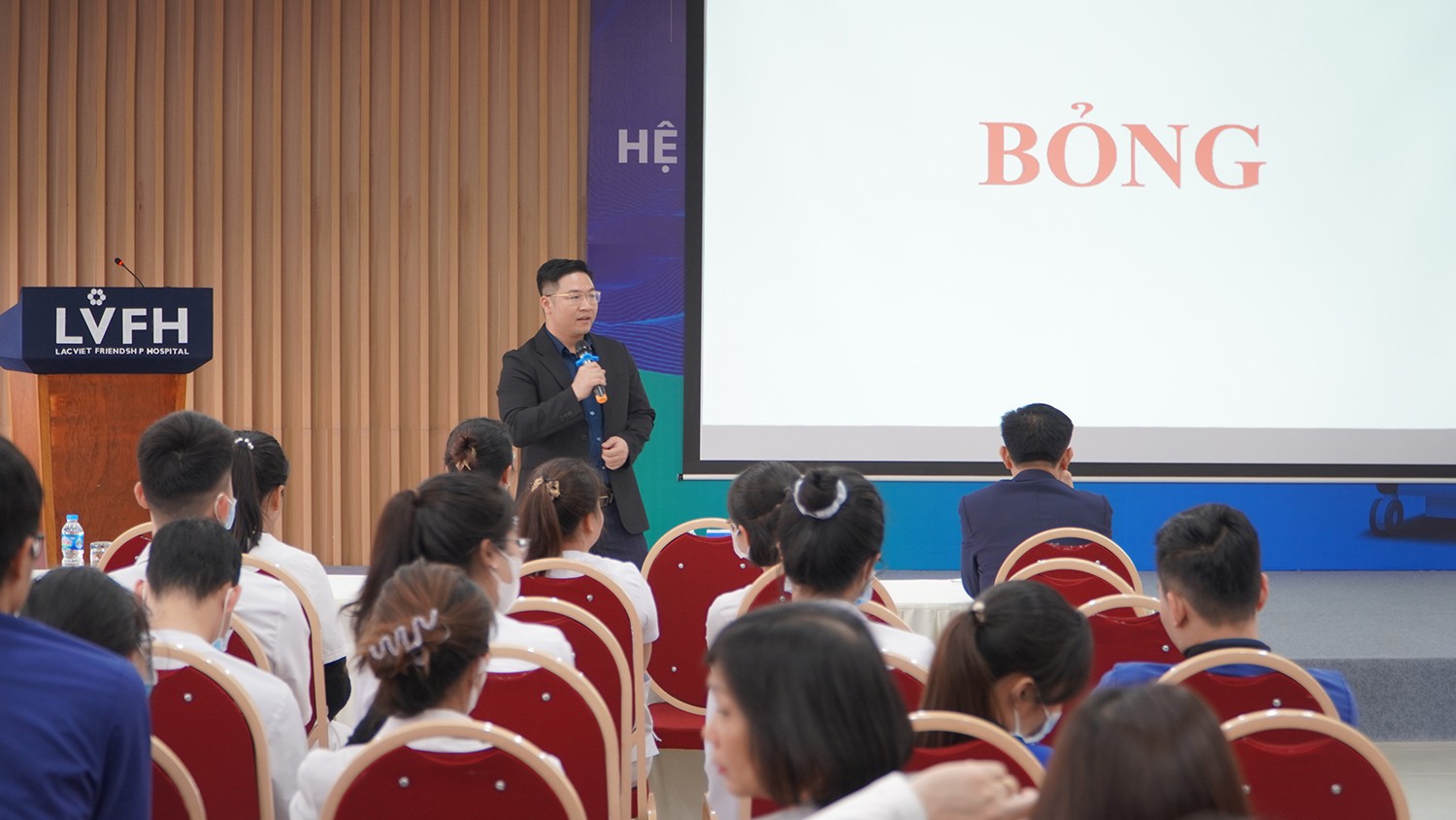 Hội thảo khoa học “Ứng dụng liệu pháp hút áp lực âm có tưới rửa trong điều trị vết thương mãn tính, phức tạp" 4 Ths. Bs. Nguyễn Thái Ngọc Minh chia sẻ