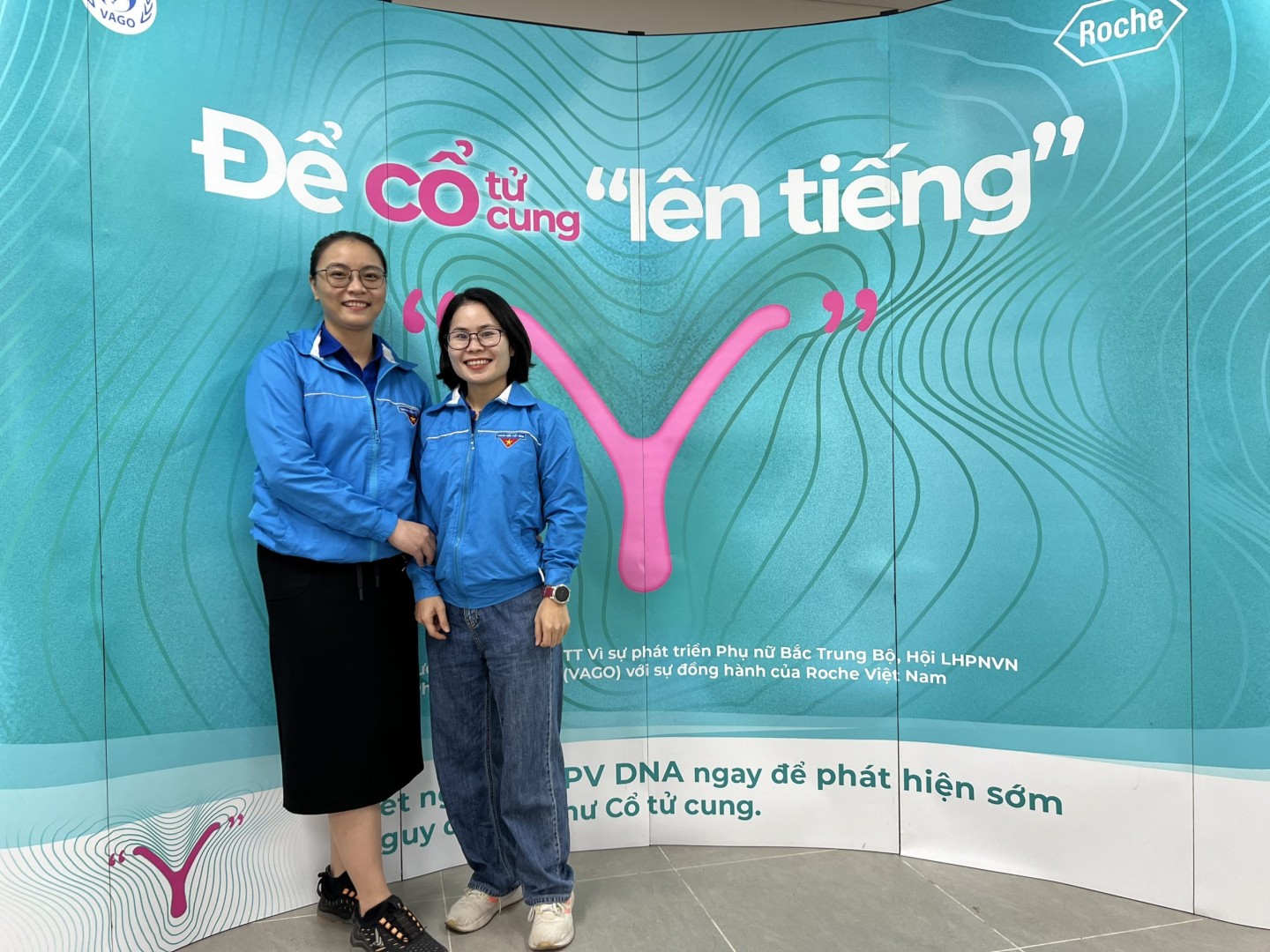 Mọi người đến tham dự check-in tại buổi hội thảo 