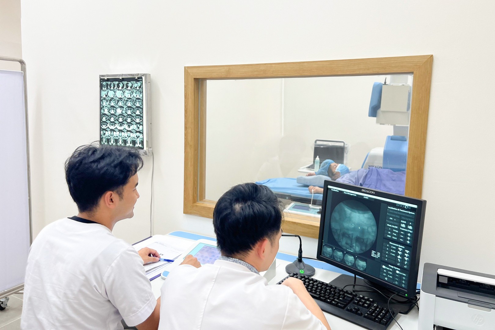 Bác sỹ sẽ tiến hành tán sỏi ngoài cơ thể cho bệnh nhân thông qua nút điều khiển trên máy tán