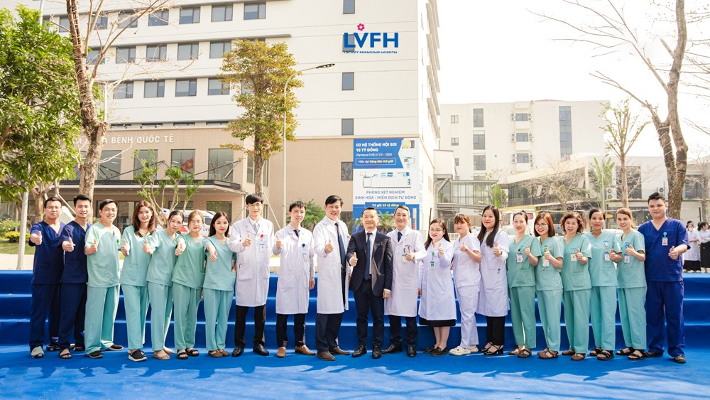 Đội ngũ y bác sĩ tại Trung tâm Ung bướu, Bệnh viện Hữu nghị Lạc Việt.