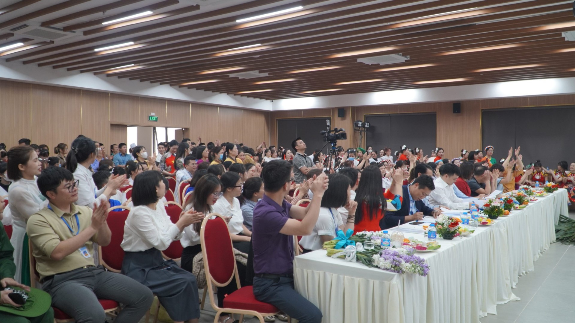 Hội trường diễn ra cuộc thi văn nghệ với sự tham gia của rất đông cán bộ nhân viên bệnh viện và cả các bệnh nhân đang điều trị tại viện