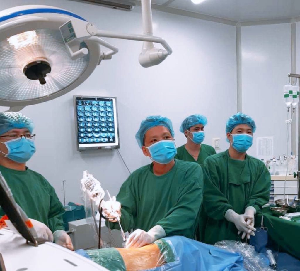 Nội soi tán sỏi thận qua da: Những lợi ích và nguy cơ bạn cần biết