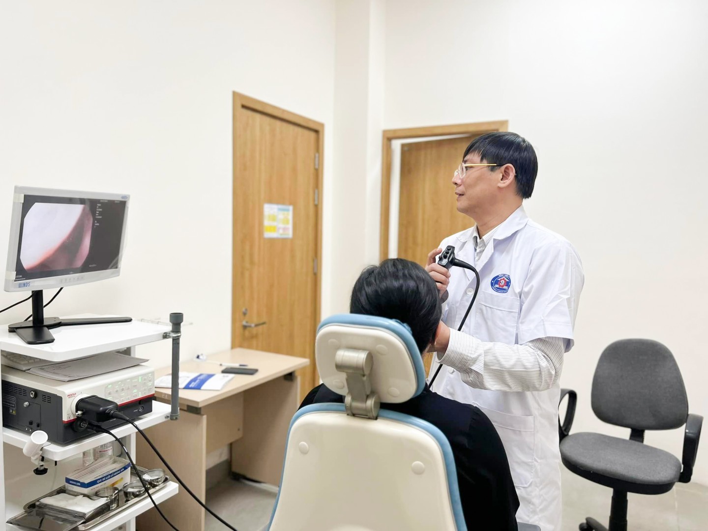 Các bác sỹ bệnh viện K trực tiếp thực hiện khám chữa bệnh tại bệnh viện Lạc Việt