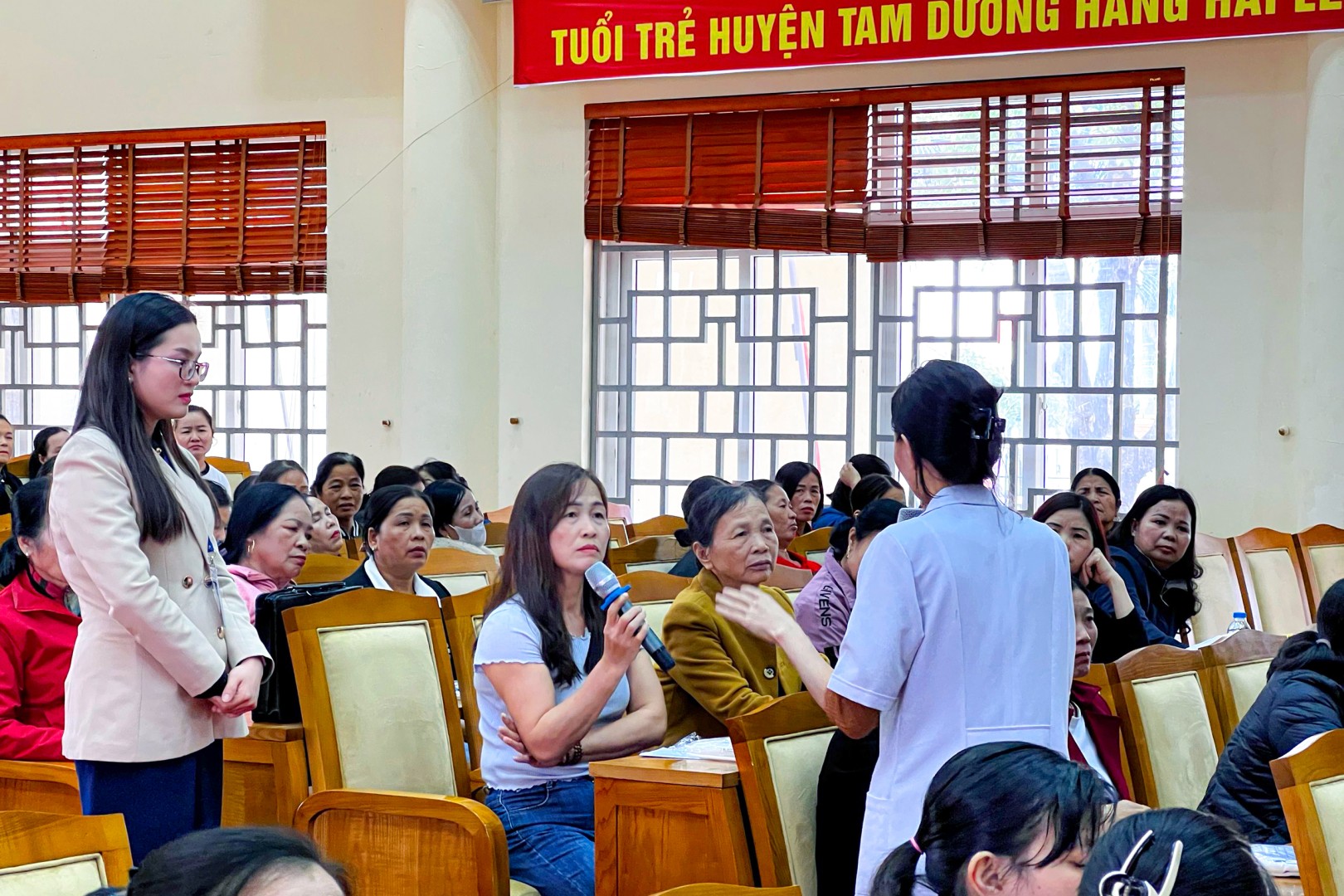 BSNT. Nguyễn Thị Hằng giao lưu, giải đáp thắc mắc của mọi người