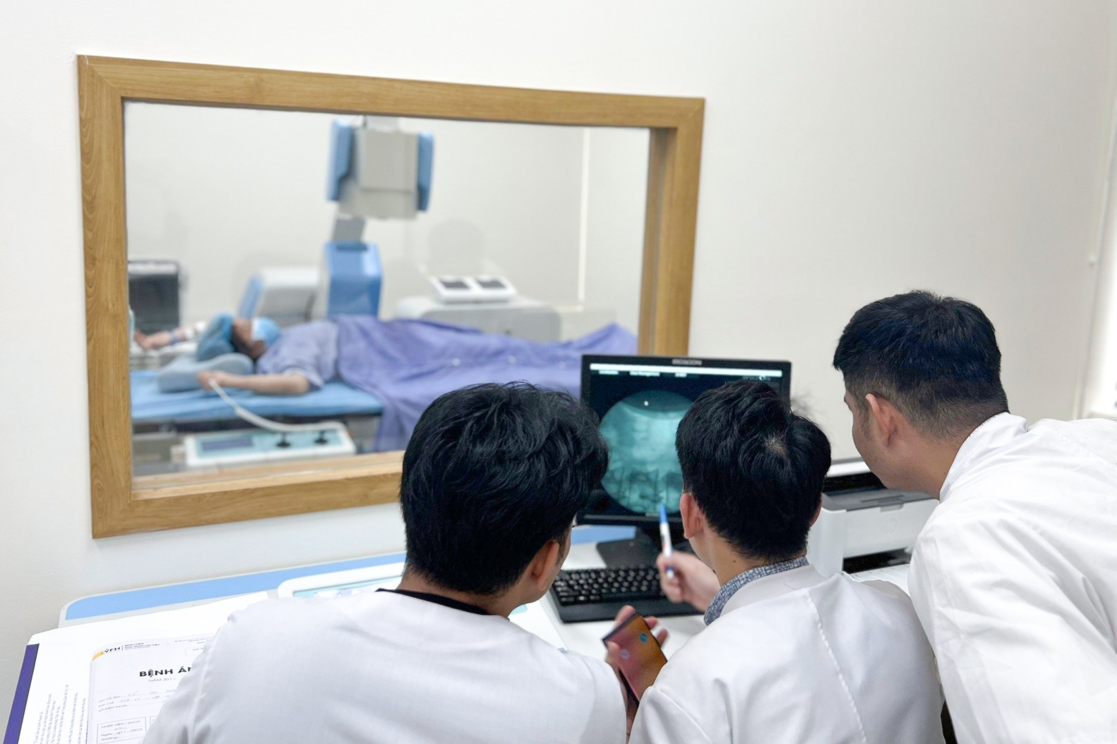 Quy trình tán sỏi ngoài cơ thể diễn ra như thế nào? 3 Quy trình tán sỏi ngoài cơ thể thường trải qua 3 bước và mất khoảng từ 30-45 phút