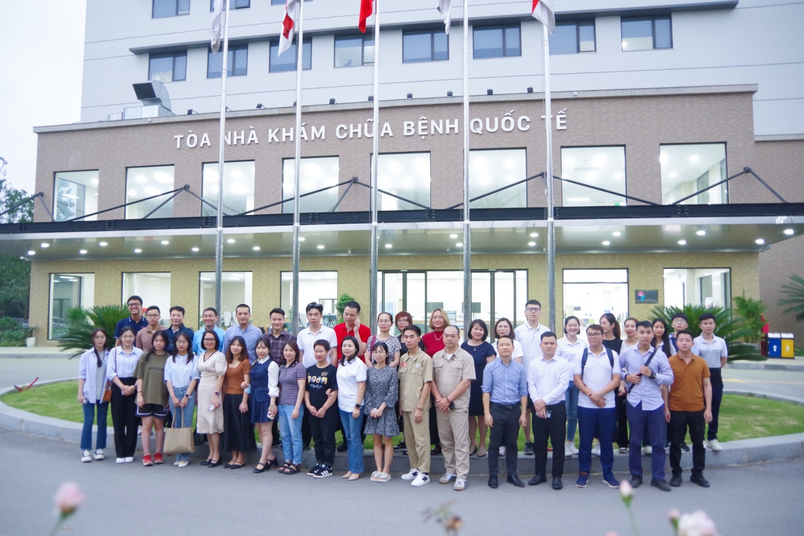 Chiều ngày 6/7, đoàn trường Đại học Y Hà Nội, Hội Bác sỹ Nội trú Đại học Y Hà Nội đã đến thăm và làm việc tại bệnh viện hữu nghị Lạc Việt