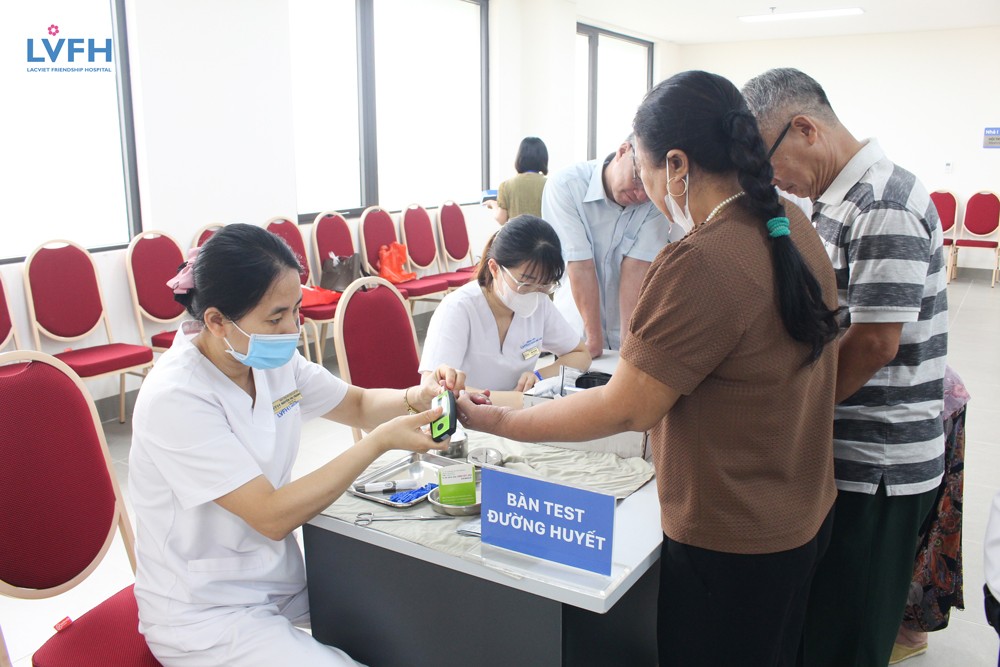 Các hội viên được bệnh viện Test đường huyết miễn phí
