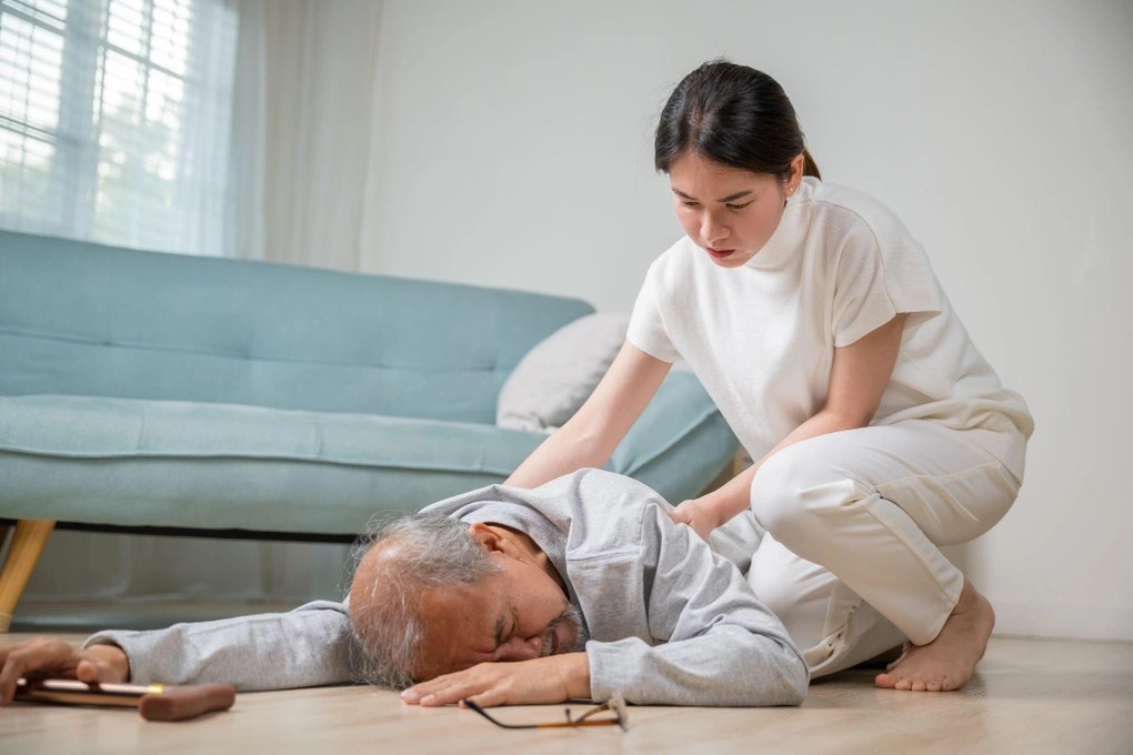 Phương pháp Tiêu sợi huyết trong điều trị đột quỵ nhồi máu não 4 Ngay lập tức gọi cấp cứu khi phát hiện ra bản thân hoặc người xung quanh bị đột quỵ