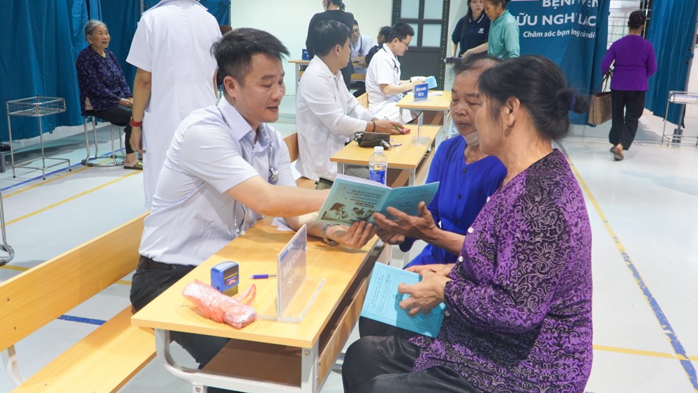 Các bác sĩ của Bệnh viện Đại học Y Hà Nội, Hội bác sĩ nội trú khóa 27 Đại học Y Hà Nội khám, tư vấn sức khỏe cho người dân