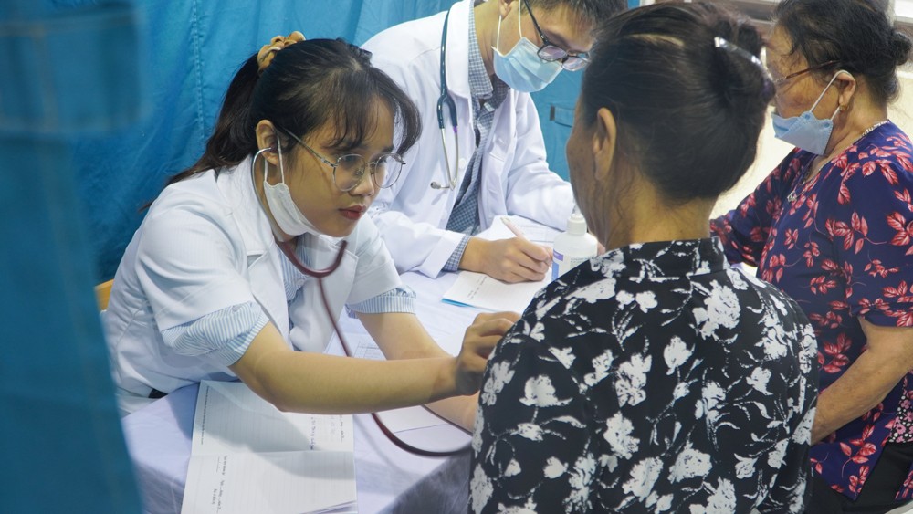 Các bác sỹ đại học Y Hà Nội khám bệnh và tư vấn cho người dân
