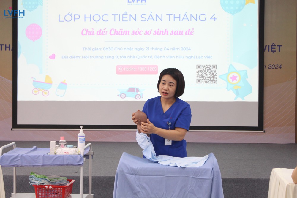 Các sản phụ được hướng dẫn cách massage và tắm cho bé
