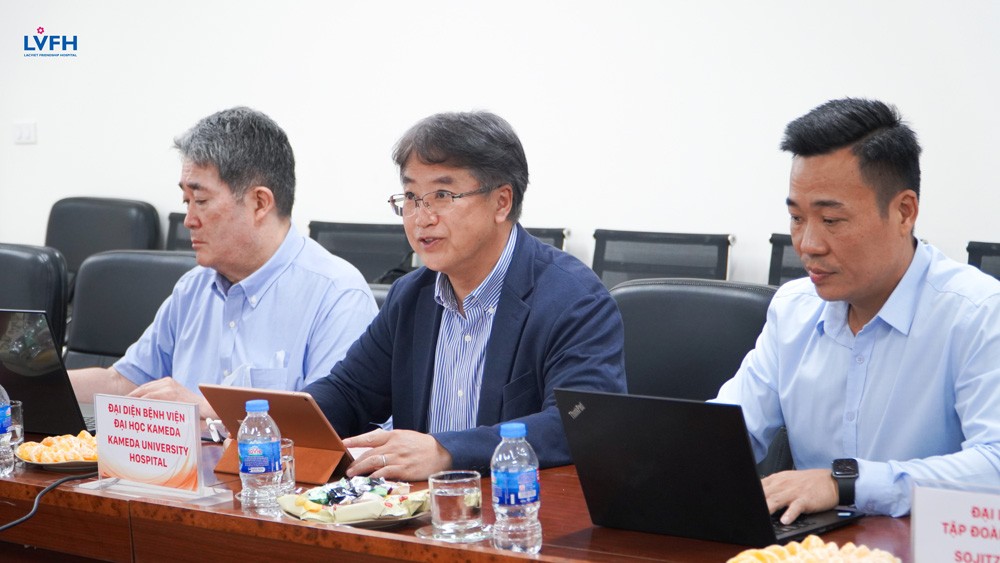 Đại diện Bệnh viện Đại học Kameda giới thiệu quá trình hình thành và phát triển của bệnh viện