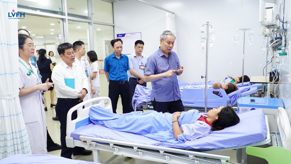 Phó Cục trưởng Cục An toàn thực phẩm Nguyễn Hùng Long thăm hỏi, động viên bệnh nhân nghi ngộ độc thực phẩm đang điều trị tại bệnh viện Lạc Việt