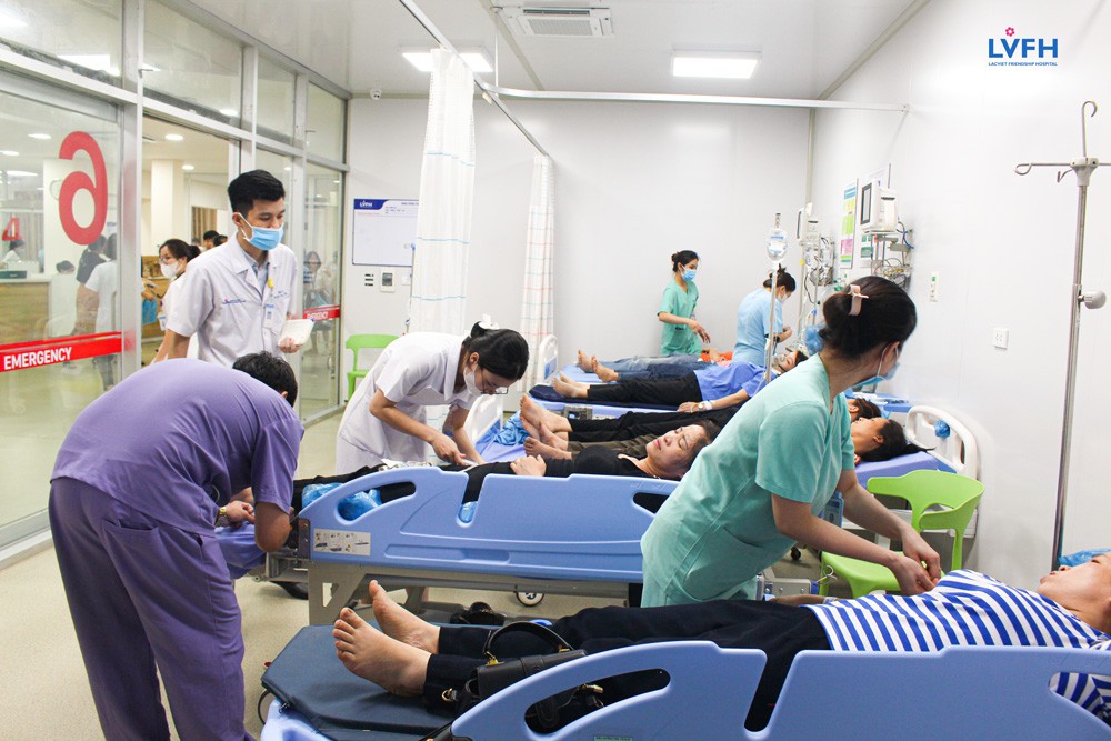 Hơn 3h chiều ngày 14/5, bệnh viện hữu nghị Lạc Việt tiếp nhận số lượng lớn bệnh nhân cấp cứu nghi do ngộ độc thức ăn.