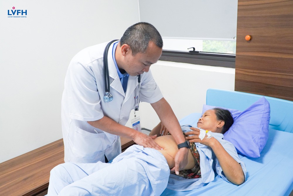 Ths. BSCKII. Nguyễn Mạnh Tưởng, BV Lạc Việt khám, điều trị cho bệnh nhân suy thận