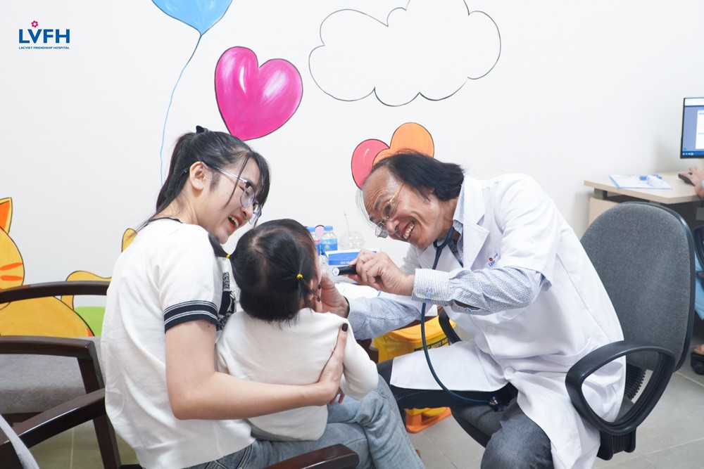 Hình ảnh GS. TS. Nguyễn Tiến Dũng thực hiện khám chữa bệnh tại Khoa Nhi, Bệnh viện Lạc Việt