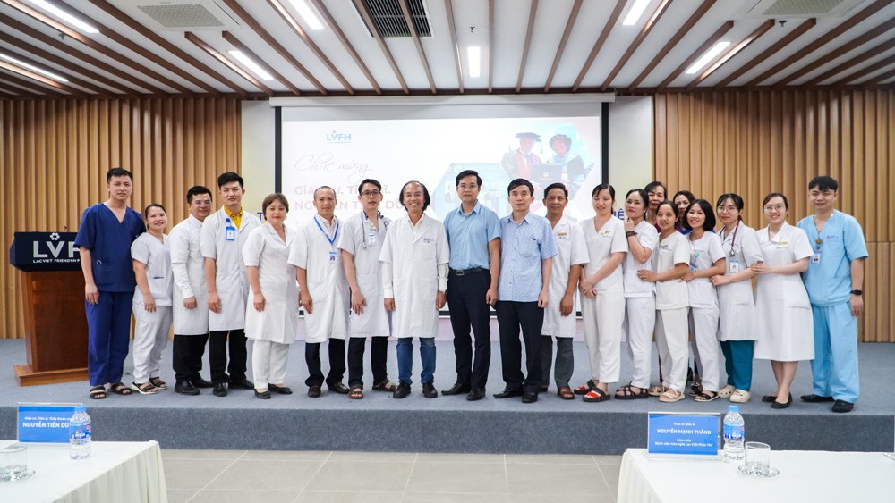 Giáo sư của Đại học California Hoa Kỳ khám chữa bệnh tại Bệnh viện hữu nghị Lạc Việt
