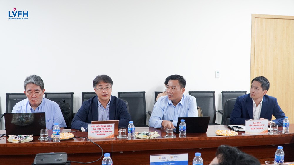 GS. TS. Eisuke Fukuma - Trưởng khoa bệnh lý tuyến vú, Trung tâm Y khoa Kameda đầu tiên, từ bên trái sang.