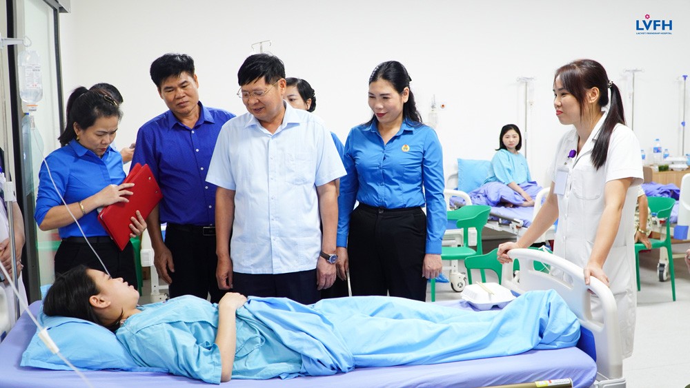 Đồng chí Phan Văn Anh - Phó Chủ tịch Tổng LĐLĐ Việt Nam cùng đoàn công tác đã trực tiếp tới thăm hỏi các nữ công nhân mang thai đang điều trị tại Bệnh viện Hữu nghị Lạc Việt.
