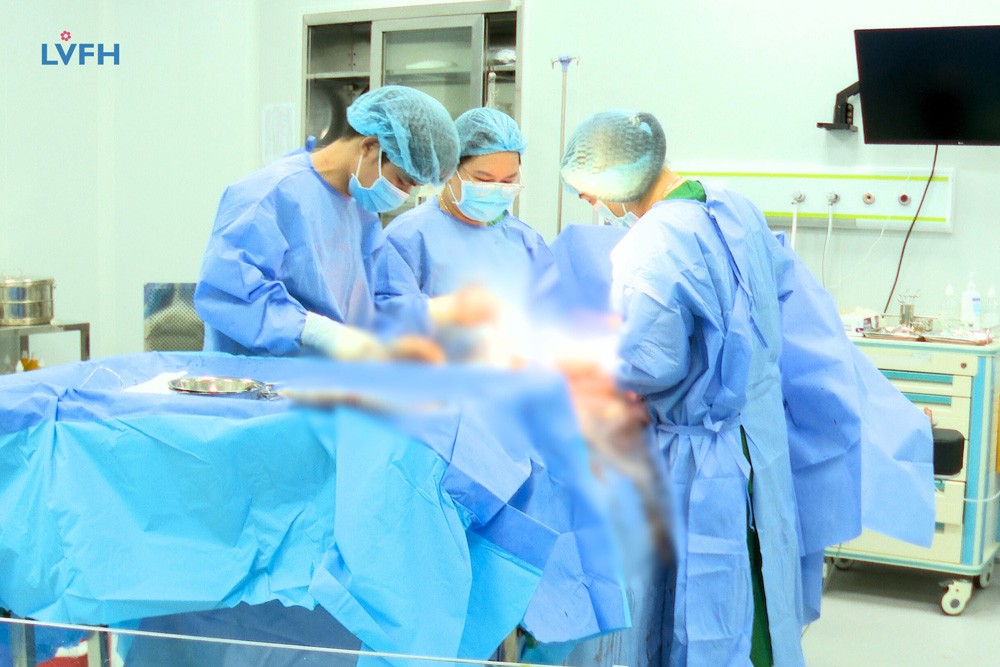 Cứu sống thành công mẹ con sản phụ bị bong rau non thể nặng