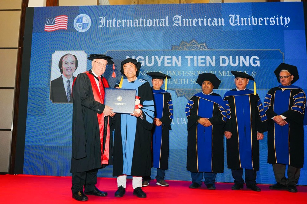 Hình ảnh Giáo sư. Tiến sỹ. Nguyễn Tiến Dũng tại lễ phong hàm Giáo sư danh dự, Đại học California, Hoa Kỳ