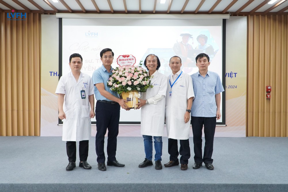 Lãnh đạo bệnh viện tặng hoa chúc mừng Giáo sư. Tiến sỹ. Nguyễn Tiến Dũng