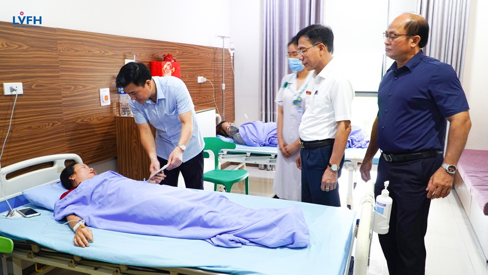 Phó Chủ tịch thường trực UBND tỉnh, Vũ Việt Văn thăm, động viên và tặng quà bệnh nhân nghi ngộ độc thực phẩm đang điều trị tại bệnh viện hữu nghị Lạc Việt