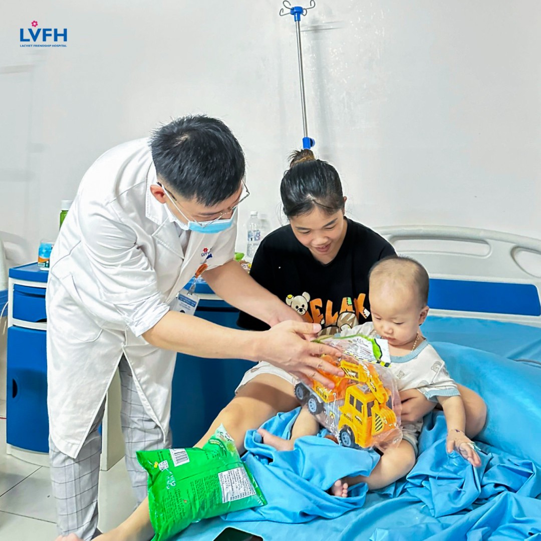 Các bác sỹ Khoa Nhi -Bệnh viện Lạc Việt tặng quà các em bé nhân ngày Quốc tế Thiếu nhi