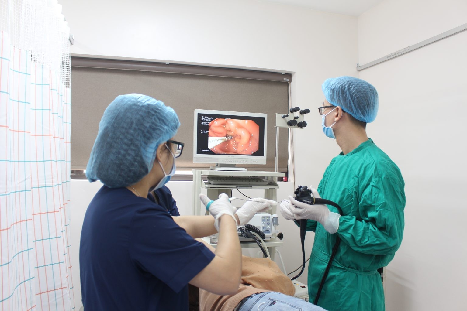 Người bệnh thực hiện nội soi tiêu hóa tại Bệnh viện Lạc Việt