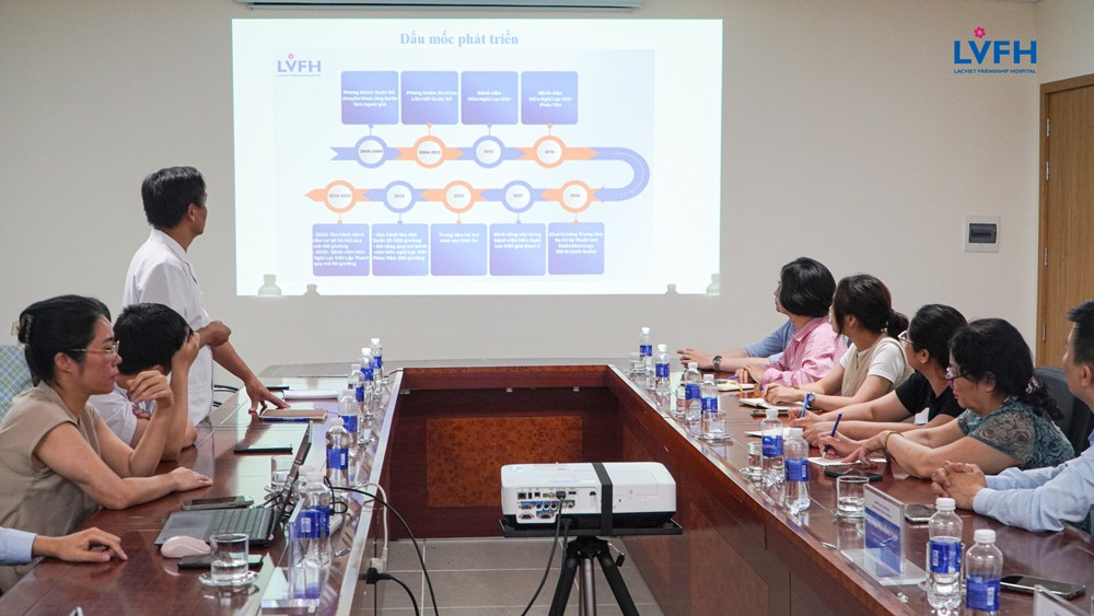 Đại diện Bệnh viện Lạc Việt giới thiệu về quá trình xây dựng và phát triển