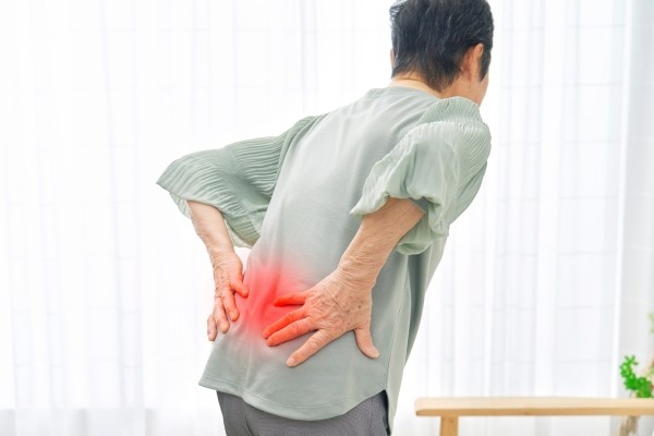 Đau lưng đặc biệt là đau cột sống là một dấu hiệu của bệnh loãng xương.