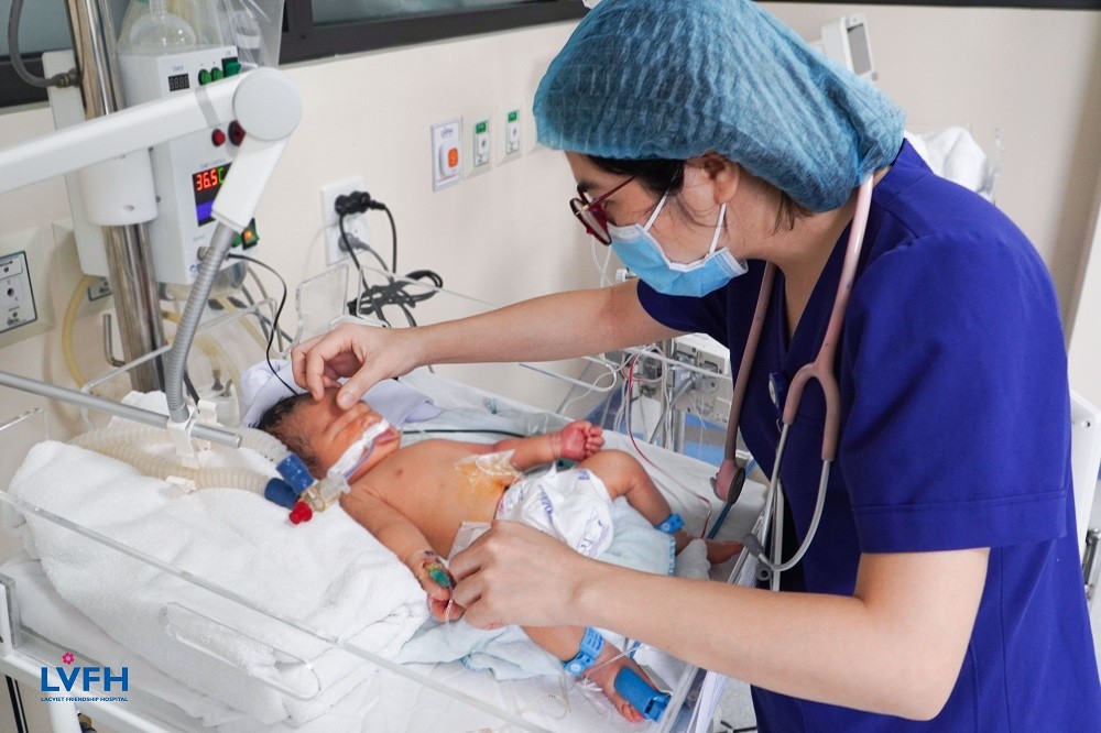 Cứu sống bé trai sơ sinh bị xuất huyết phổi nặng