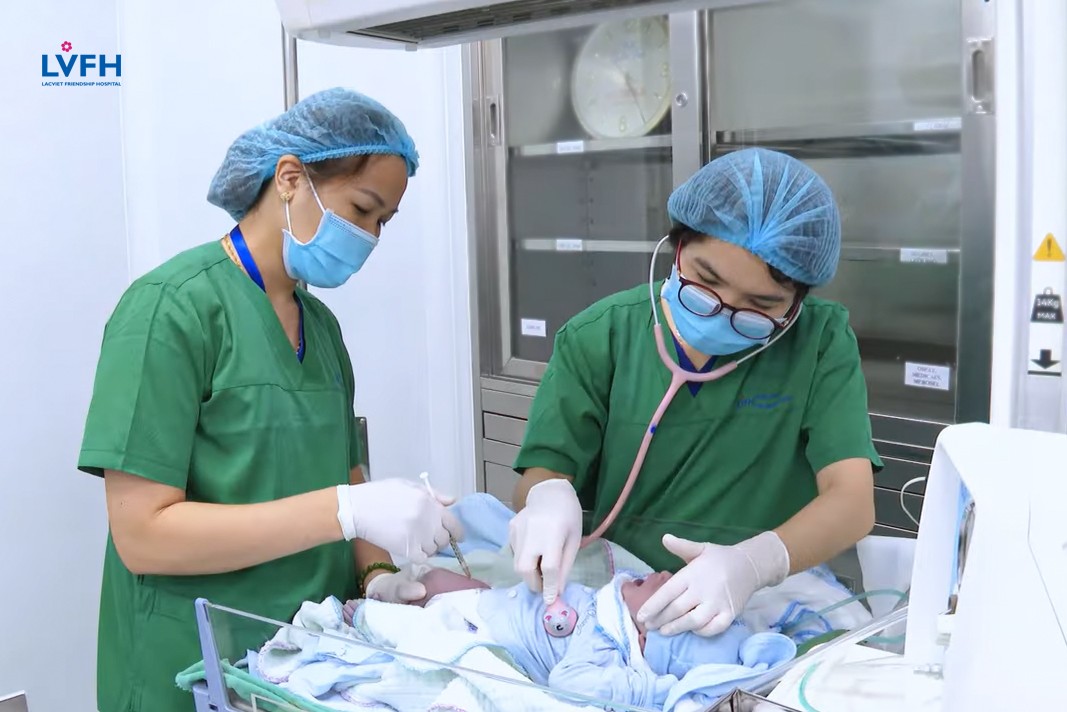 Bác sĩ Nhi – Sơ sinh khám và kiểm tra sức khỏe bé ngay sau khi chào đời