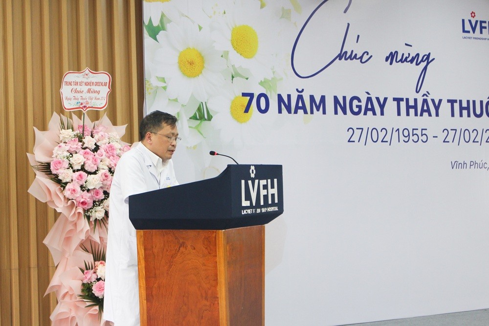 Chương trình kỷ niệm 70 năm ngày Thầy thuốc Việt Nam 27/02/2025 2 ThS.BSCKII. Nguyễn Nguyên Đông – Giám đốc Bệnh viện Hữu nghị Lạc Việt phát biểu.
