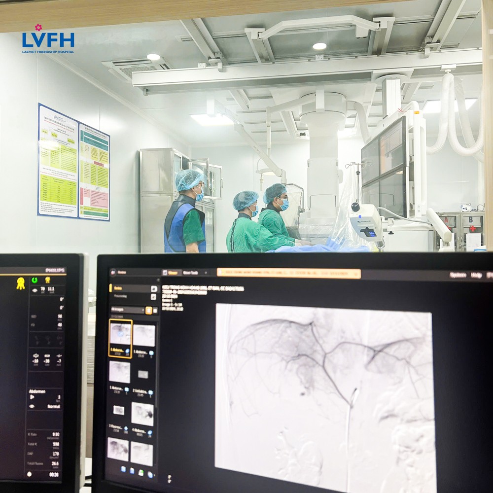 Ekip bác sĩ Bệnh viện Hữu nghị Lạc Việt đang tiến hành can thiệp nút mạch cho bệnh nhân.