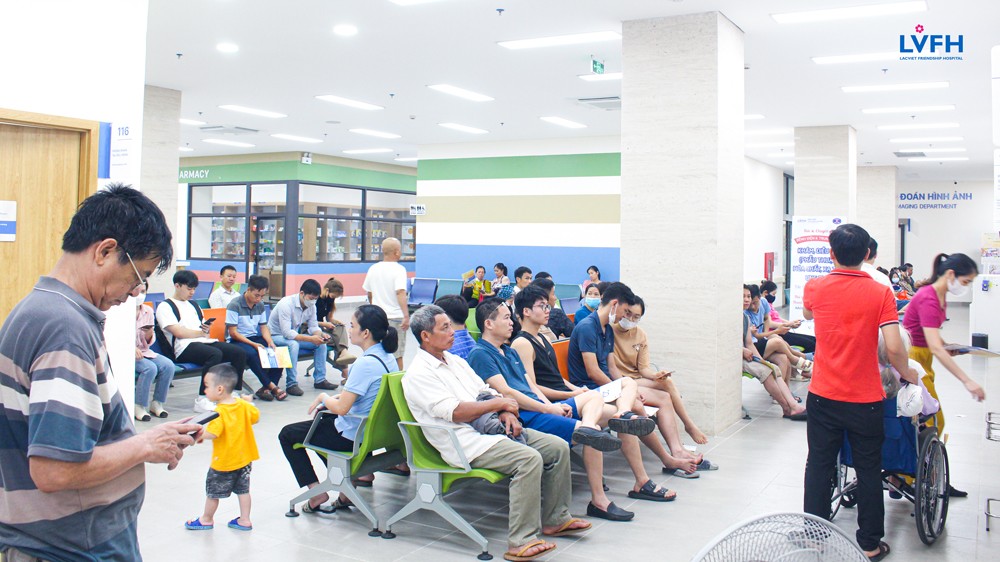Thực hiện Xét nghiệm máu và làm kỹ thuật cận lâm sàng khác tại Bệnh viện Lạc Việt để tầm soát ung thư dạ dày.