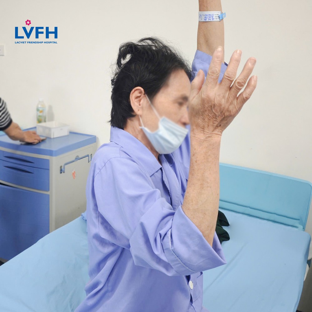 Bệnh nhân bị đông cứng khớp vai, tầm vận động rất hạn chế.