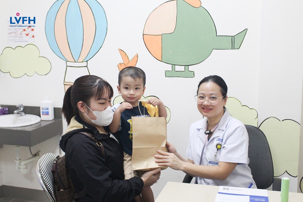 Bệnh nhi đến khám được các bác sĩ khoa Nhi tặng quà nhân dịp khai trương.