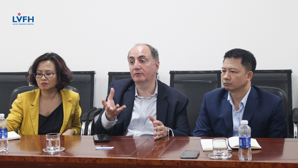 TS. Mark Burby phát biểu tại buổi làm việc.