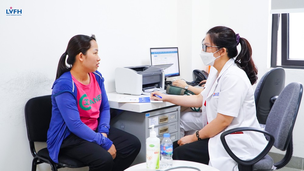 Bác sĩ tại Bệnh viện Lạc Việt tư vấn kỹ phác đồ điều trị, phương pháp xạ trị cho bệnh nhân.