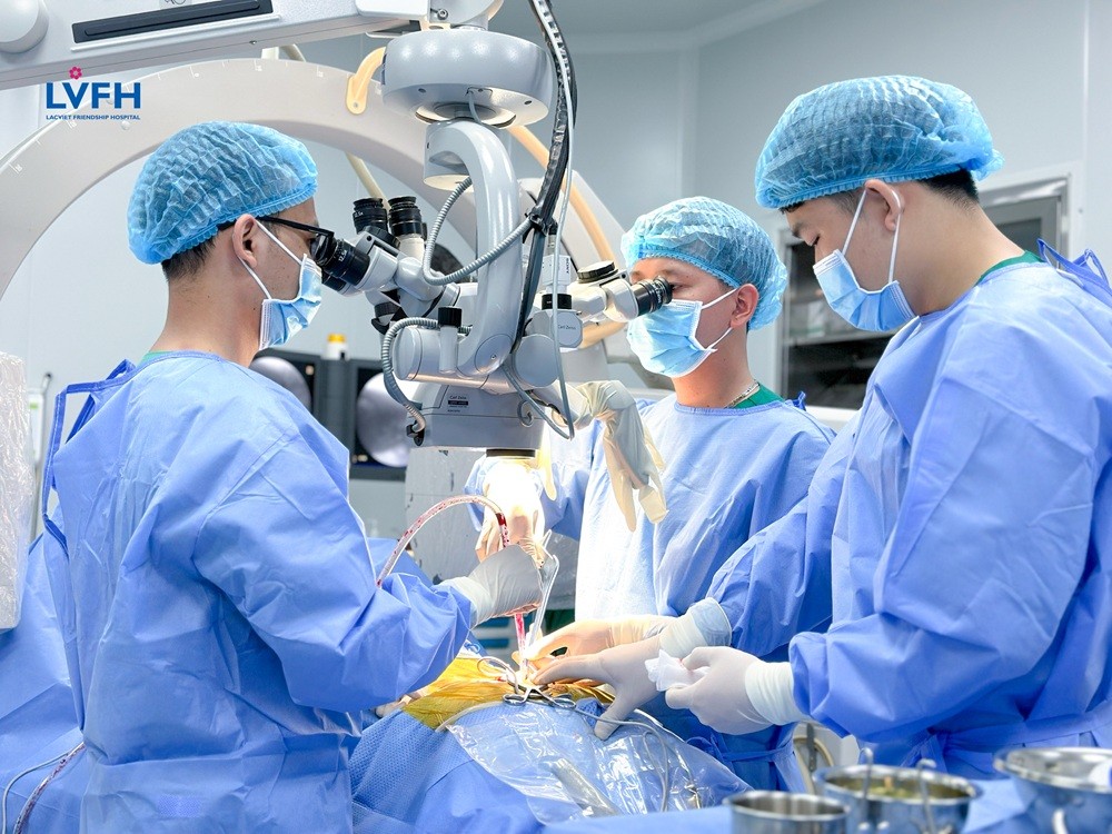 Lạc Việt nâng tầm phẫu thuật thần kinh cột sống cùng hệ thống thiết bị công nghệ cao