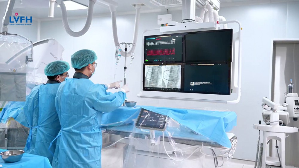 Ekip bác sĩ Bệnh viện Hữu nghị Lạc Việt đang tiến hành can thiệp tim mạch cho bệnh nhân.