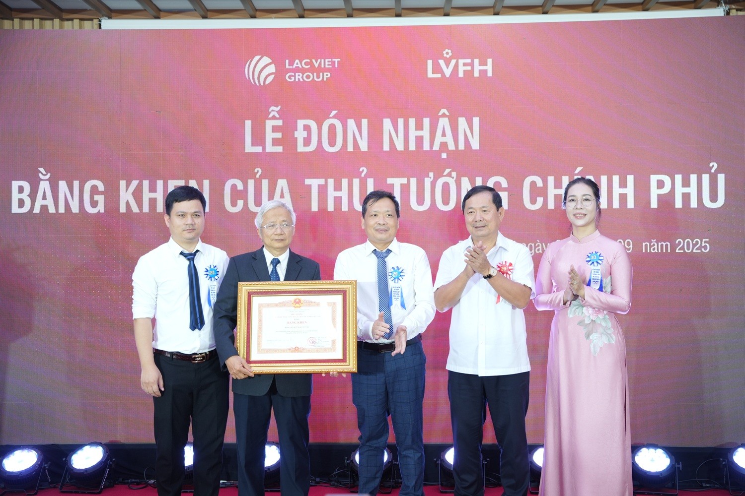 Thượng tướng Lê Huy Vịnh - Ủy viên Trung ương Đảng, Thứ trưởng Bộ Quốc phòng trao Bằng khen của Thủ tướng Chính phủ tặng Bệnh viện Hữu nghị Lạc Việt.