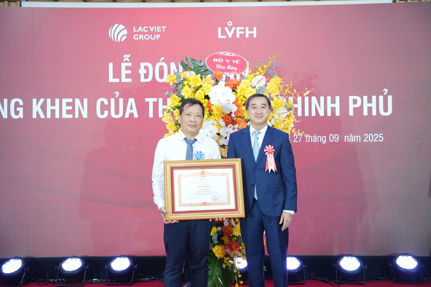 Thứ trưởng Bộ Y tế Trần Văn Thuấn trao Bằng khen của Thủ tướng Chính phủ cho ông Nguyễn Nguyên Đông – Giám đốc Bệnh viện hữu nghị Lạc Việt